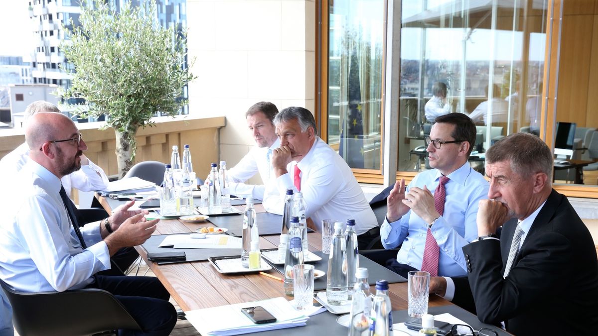 Liderzy krajów UE rozmawiają przy kolacji, starając się przełamać impas.