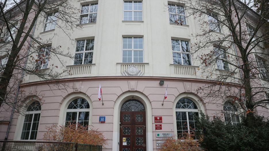 Warszawa, 21.11.2023. Miejsce konferencji prasowej przed siedzibą Krajowej Rady Sądownictwa w Warszawie, 21 bm. We wtorek odbędzie się pierwsze posiedzenie Krajowej Rady Sądownictwa z nowymi przedstawicielami Sejmu. (ad) PAP/Leszek Szymański