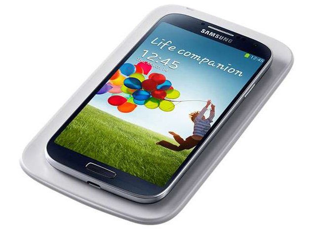 Galaxy S4 z podstawką do bezprzewodowego ładowania