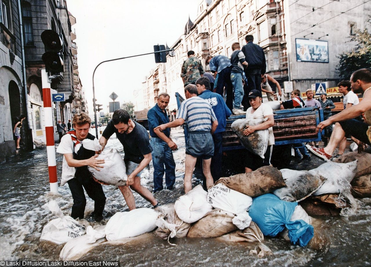 Powódź tysiąclecia we Wrocławiu. Wroclaw, lipiec 1997 N/z: mieszkańcy budują wał przeciwpowodziowy z worków z piaskiem na centrum miasta.