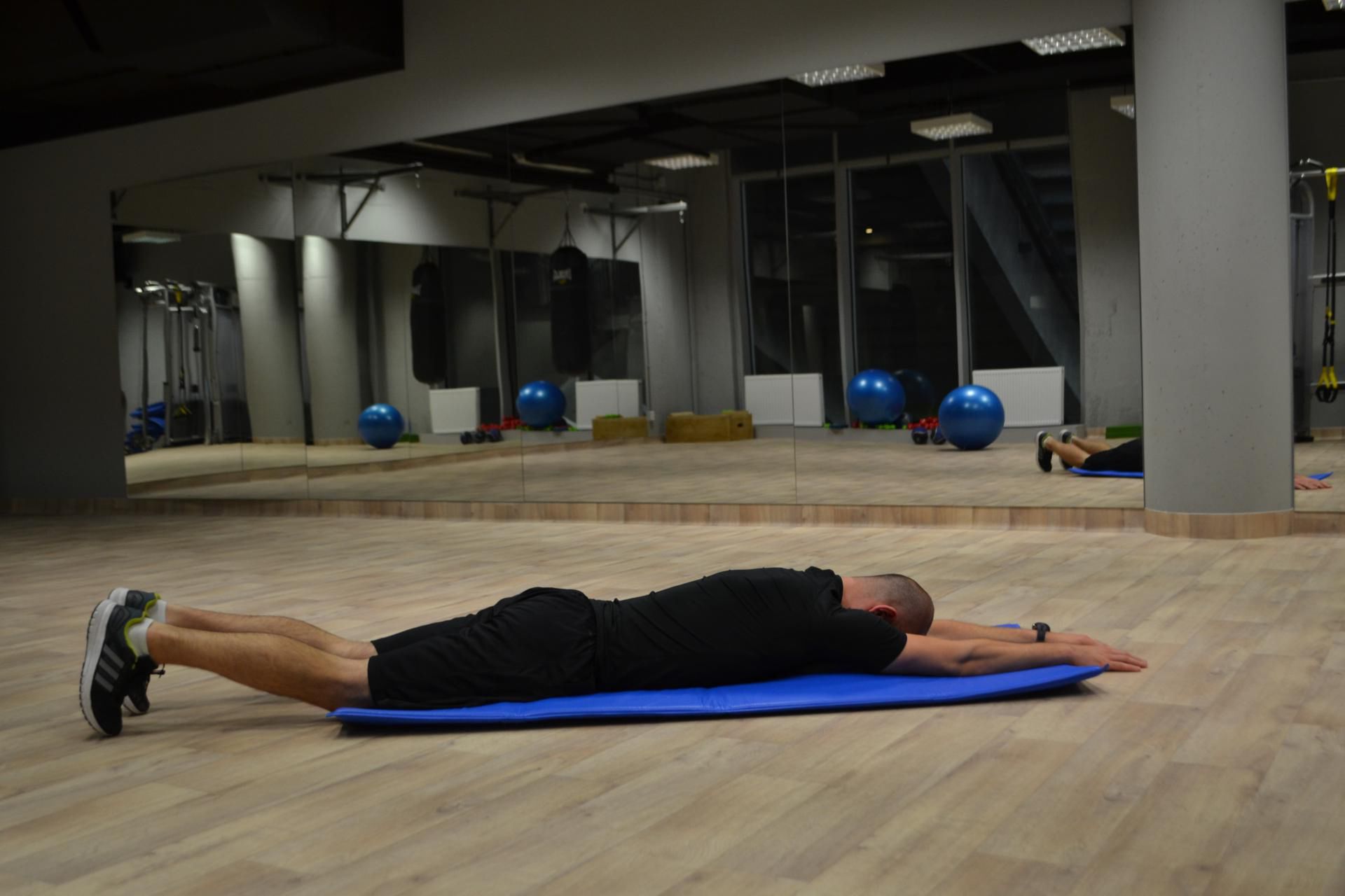 Prostowanie grzbietu w leżeniu przodem – część pierwsza. Autor: Grzegorz Wichrzycki