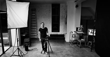 Bryan Adams odwiedzi Toruń z wystawą "EXPOSED"