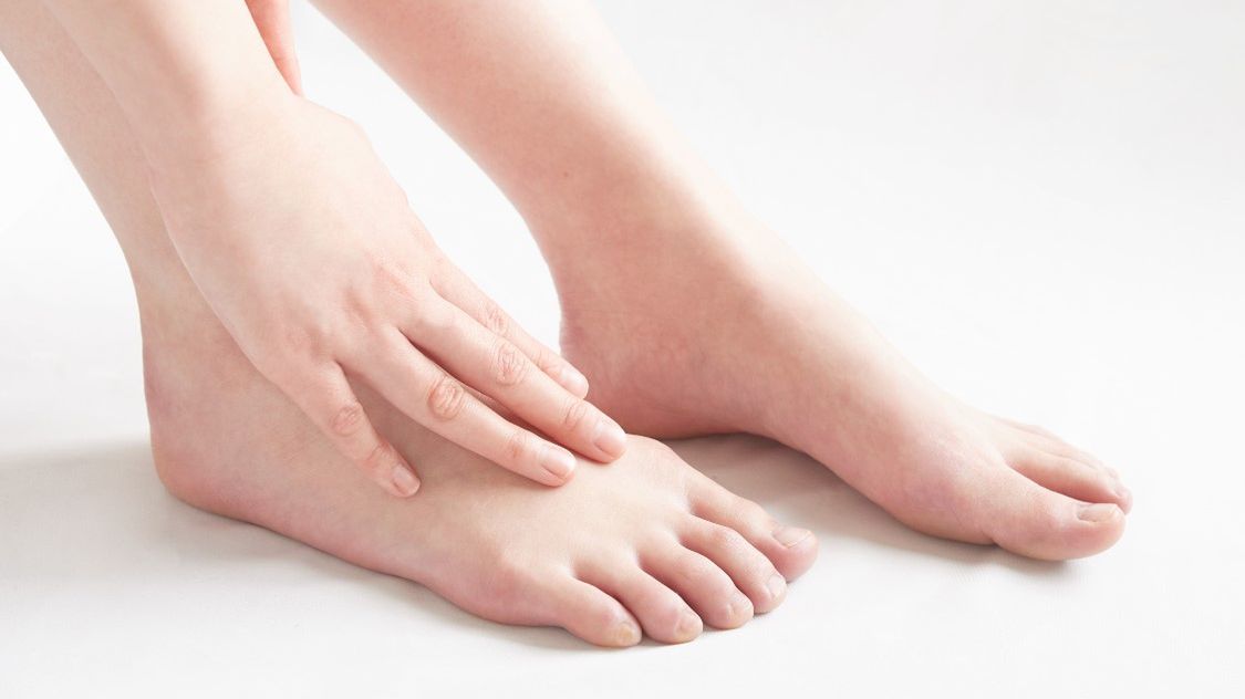 Śródstopie może bardziej boleć przy pracy, która wymaga częstego stania, na bolące śródstopie często narzekają kobiety w ciąży