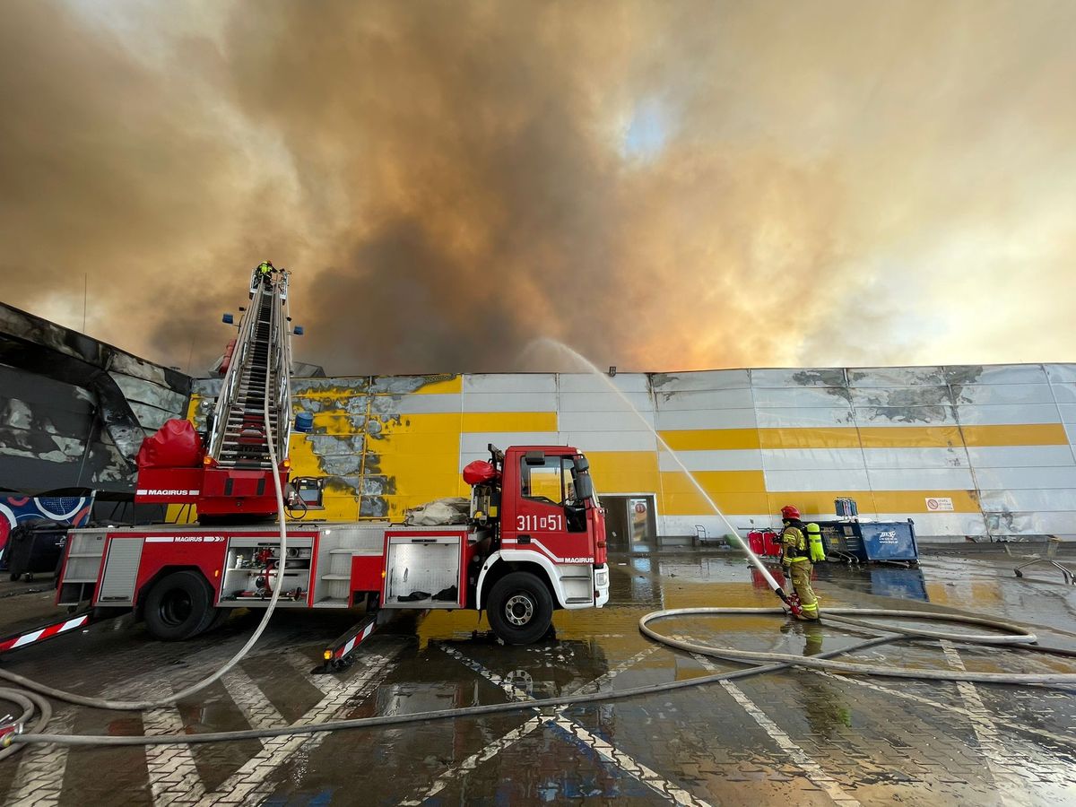 Massive Fire on Marywilska Street: 240 Firefighters Respond, Entire Hall Destroyed