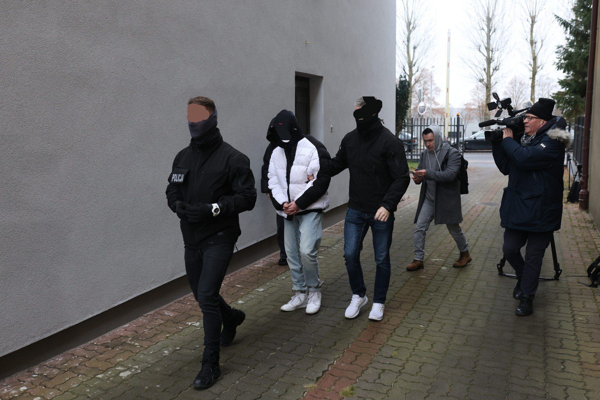 Podejrzewany o zabójstwo i zakopanie ciała ofiary w parku doprowadzony do prokuratury w Słupsku.