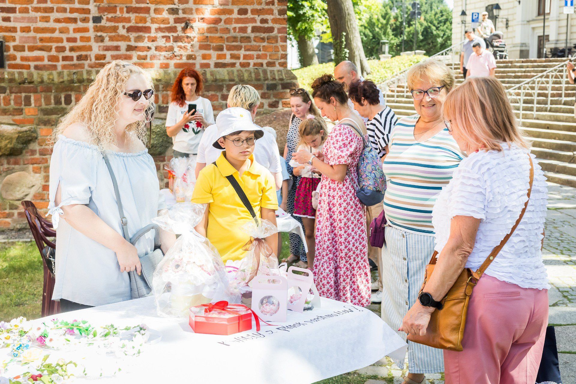 Po mszy barwny korowód przeszedł z katedry na plac przy muzeum diecezjalnym przy ulicy Farnej 2/4, gdzie od godz. 14.00 do godz. 18.00 odbywał się jarmark. Piękna, słoneczna pogoda zachęciła bydgoszczan do wizyty, choć wielu szukało także ochłody pod parasolami i w cieniu drzew.