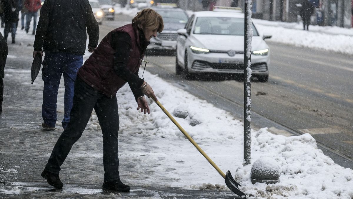 Snowy weather in Sarajevo
SARAJEVO, BOSNIA AND HERZEGOVINA - DECEMBER 24: People spend time during a snowy day in Sarajevo, Bosnia and Herzegovina on December 24, 2024. The snow thickness was measured as 30 centimeters in Sarajevo and about 174 centimeters on Mount Bjelasnica near the capital city. (Photo by Samir Jordamovic/Anadolu via Getty Images)
Anadolu
cm, capital city, measure, sarajveo, mount, walk, snowy, snowy day, cold weather, spend time, people walking