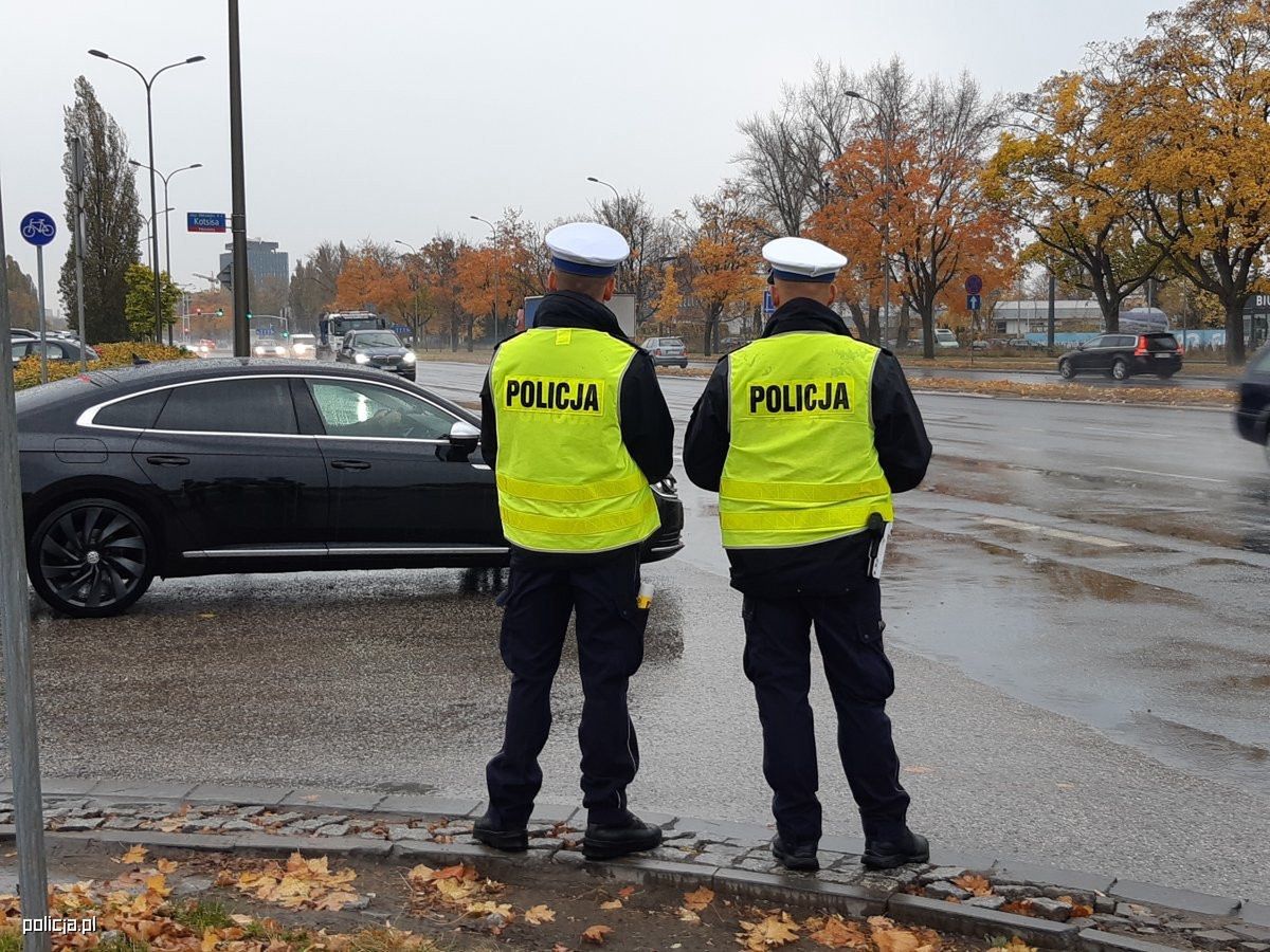 Mundurowi eskortowali do szpitala rodzącą kobietę