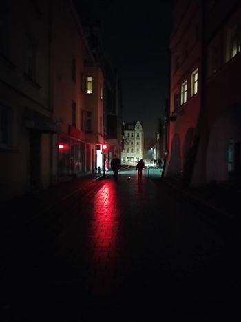 Jelenia Góra: Mroczne centrum wkrótce się rozświetli. Czy słupy musiały stanąć przy budynkach w Rynku?