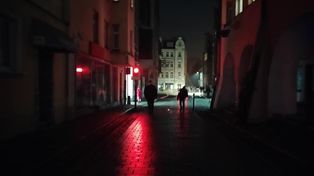 Jelenia Góra: Mroczne centrum wkrótce się rozświetli. Czy słupy musiały stanąć przy budynkach w Rynku?