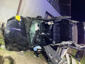 Auto z nastolatkami roztrzaskało się na ogrodzeniu. Dramatyczny wypadek pod Pajęcznem