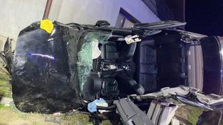 Auto z nastolatkami roztrzaskało się na ogrodzeniu. Dramatyczny wypadek pod Pajęcznem
