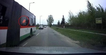 Pasażer autobusu rzucił z okna balon z wodą. Rozbił szybę auta jadącego z naprzeciwka