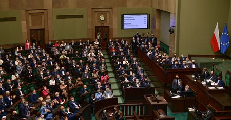 Sondaż. Zawirowania na opozycji. Złe wieści dla Hołowni