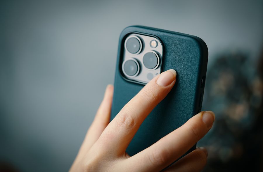 Nowy iphone przegrzewa się i pęka pod naciskiem palców