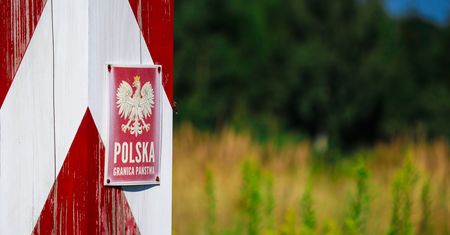 Turystka zniszczyła znak graniczny. Wszystko przez kłótnię z partnerem