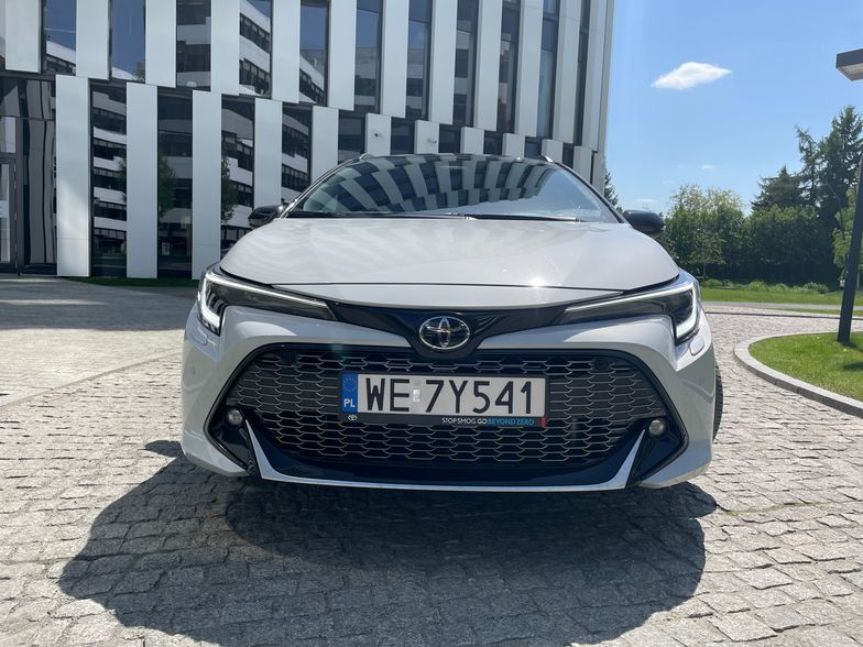 Lifting Toyoty Corolli z zewnątrz przyniósł dyskretne zmiany, m.in. w przednich reflektorach