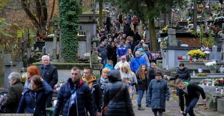 Cmentarze otwarte w dzień Wszystkich Świętych. "Nie witajmy się zbyt kordialnie"