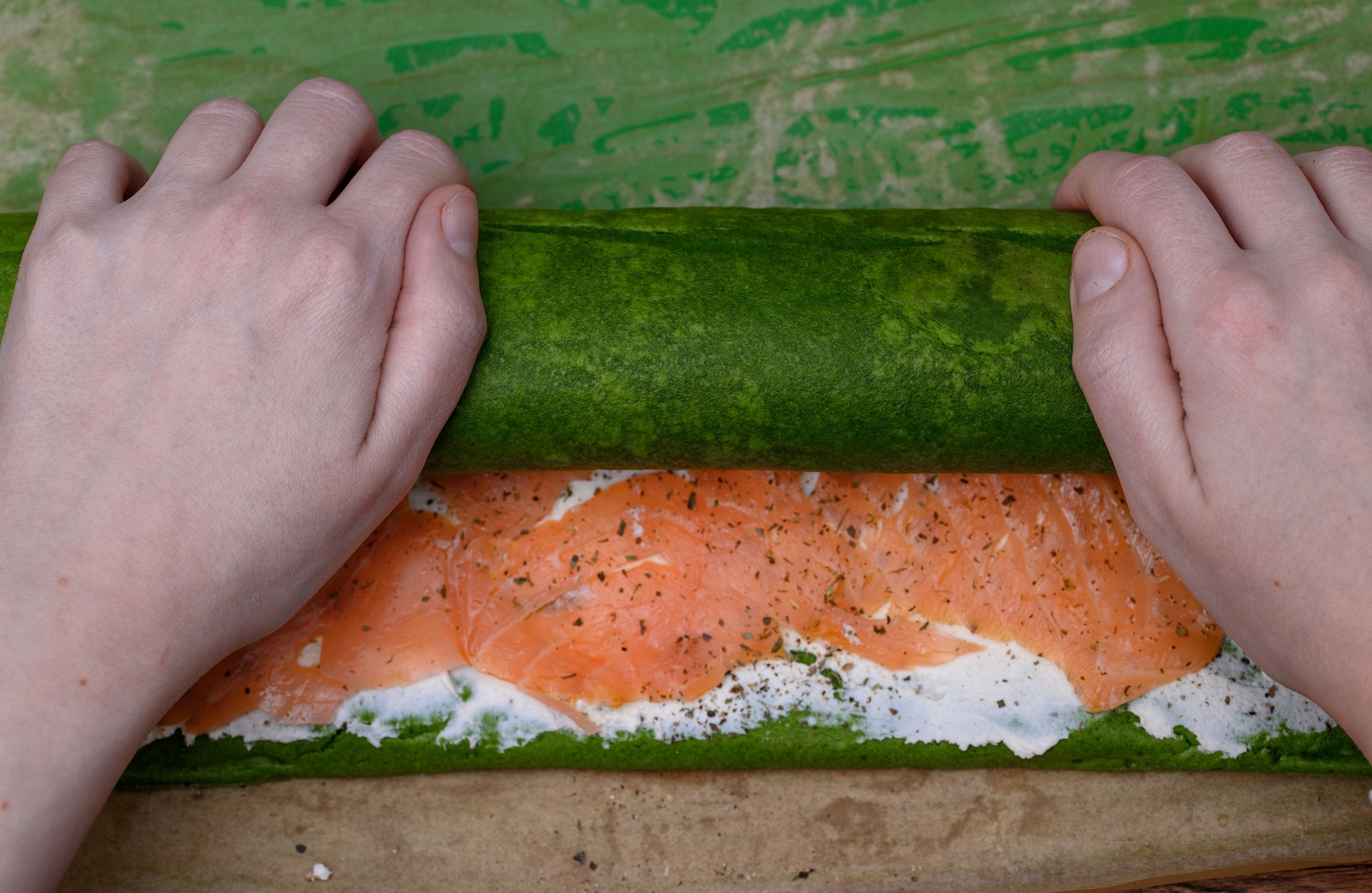 Jak zwinąć roladę szpinakową?