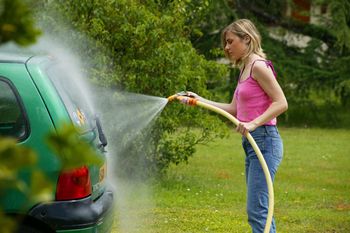 Nawet 500 zł mandatu. Kto myje tak auto, ten prosi się o kłopoty
