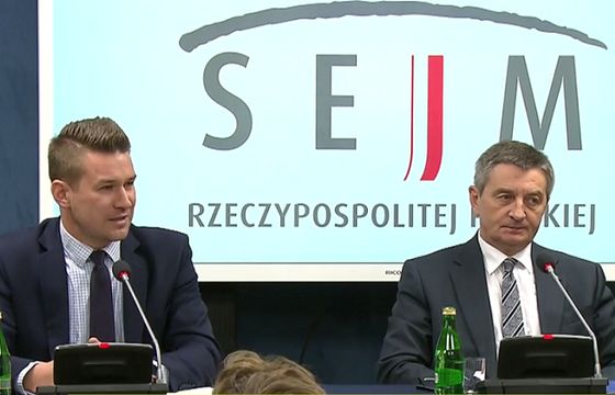 Dziennikarze zażenowani konferencją marszałka Sejmu ws. lotów z rodziną, krytykują także dyrektora CIS