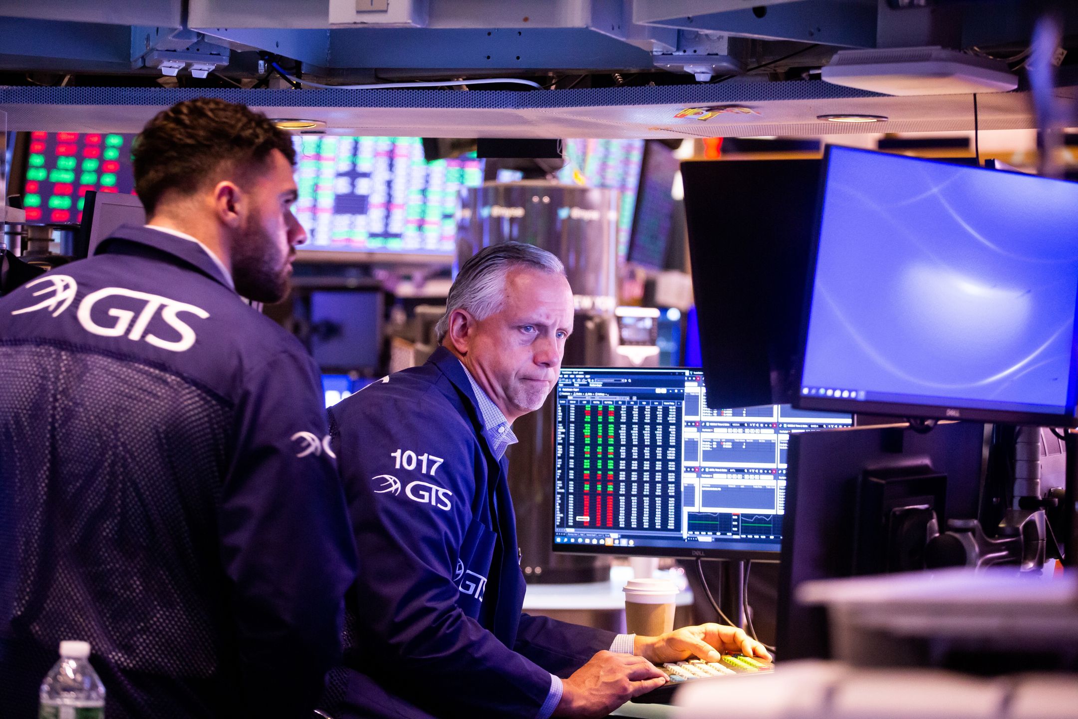 Traders work on the floor of the New York Stock Exchange (NYSE) in New York, U.S., on Monday, June 27, 2022. Money managers betting on a sustained global rebound will be left sorely disappointed in the second half of this crushing year as a protracted bear market looms, even if inflation cools. Photographer: Michael Nagle/Bloomberg via Getty Images