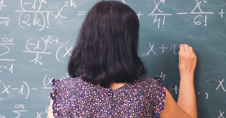 Prace nad wyższymi pensjami nauczycieli utknęły w podkomisji. "Ani zaproszenia, ani odpowiedzi"