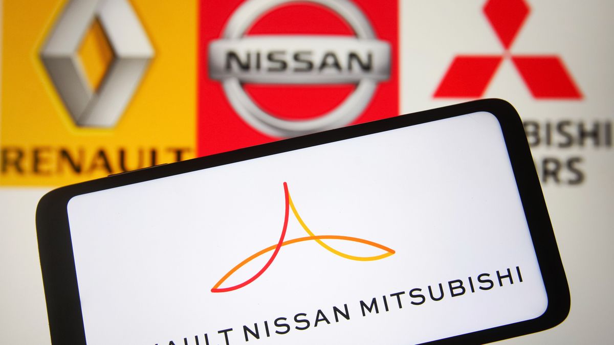 UKRAINE - 2022/01/23: In this photo illustration, a RenaultNissanMitsubishi Alliance logo is seen on a smartphone screen and Renault,Nissan and Mitsubishi Motors logos in the background. (Photo Illustration by Pavlo Gonchar/SOPA Images/LightRocket via Getty Images)