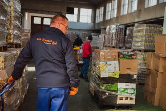 Wydłuża się kolejka po darmowe jedzenie. Banki Żywności pod ścianą