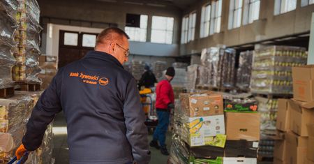 Wydłuża się kolejka po darmowe jedzenie. Banki Żywności pod ścianą