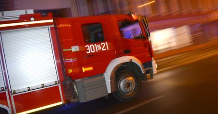 Samochód zaczął płonąć. Kierowca wydostał się o własnych siłach
