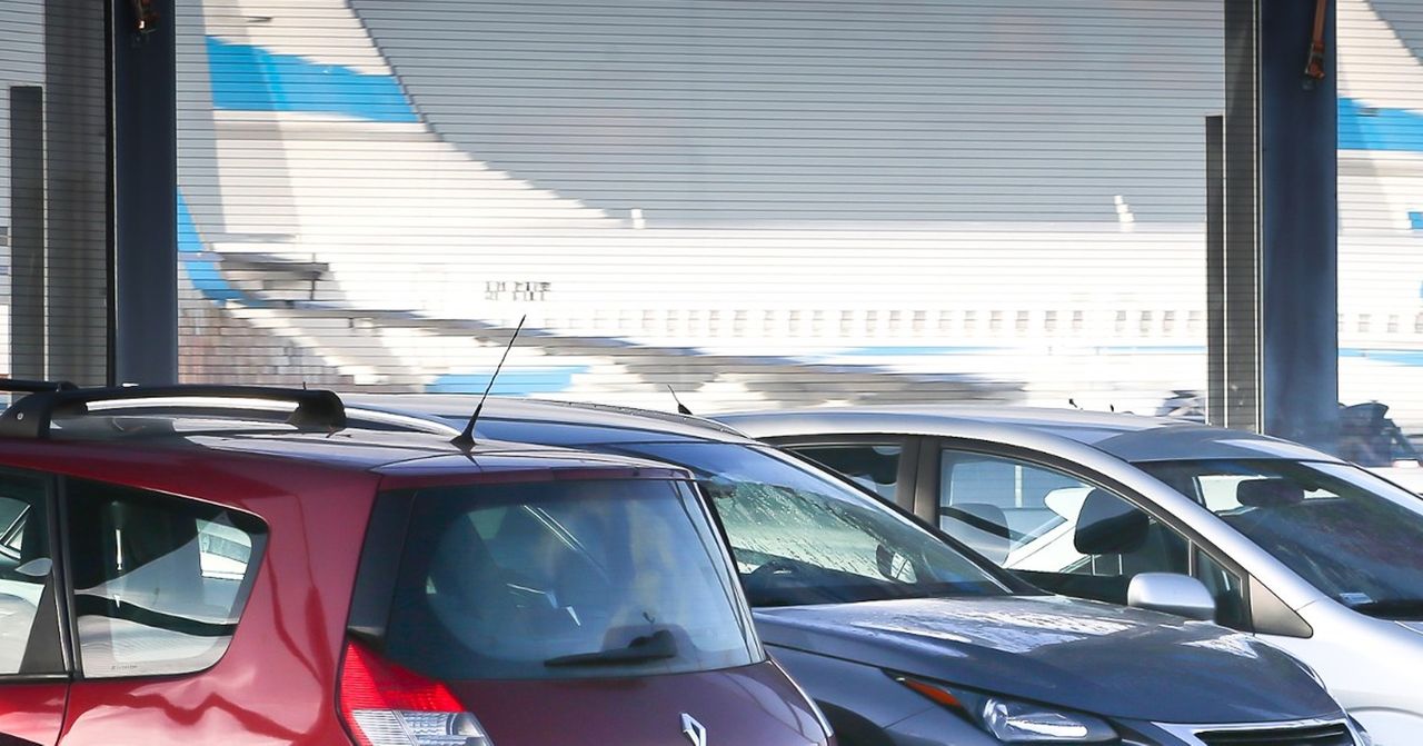 Parking przy lotnisku za złotówkę? Trzy miasta dają taką możliwość