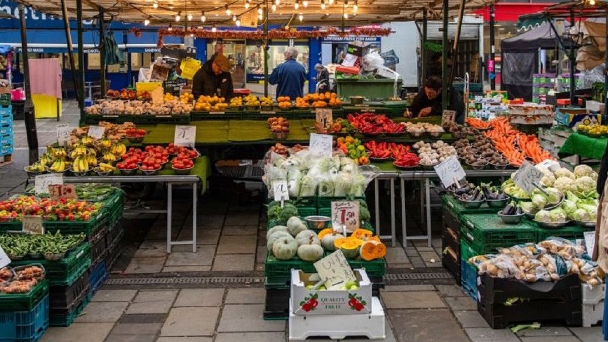 UK Retail As Economic Outlook WeakensShoppers browse and buy fruit and vegetables for sale at an independent greengrocer's market stall in London, UK, on Tuesday, Nov. 29, 2022. UK retailers are cutting jobs and scaling back investment in response to mounting economic gloom, according to the Confederation of British Industry. Photographer: Chris J. Ratcliffe/Bloomberg via Getty ImagesBloombergshops, produce, british, shop, consumer staples, business news, consumer goods, london, emea, industries, food stores, vegetables