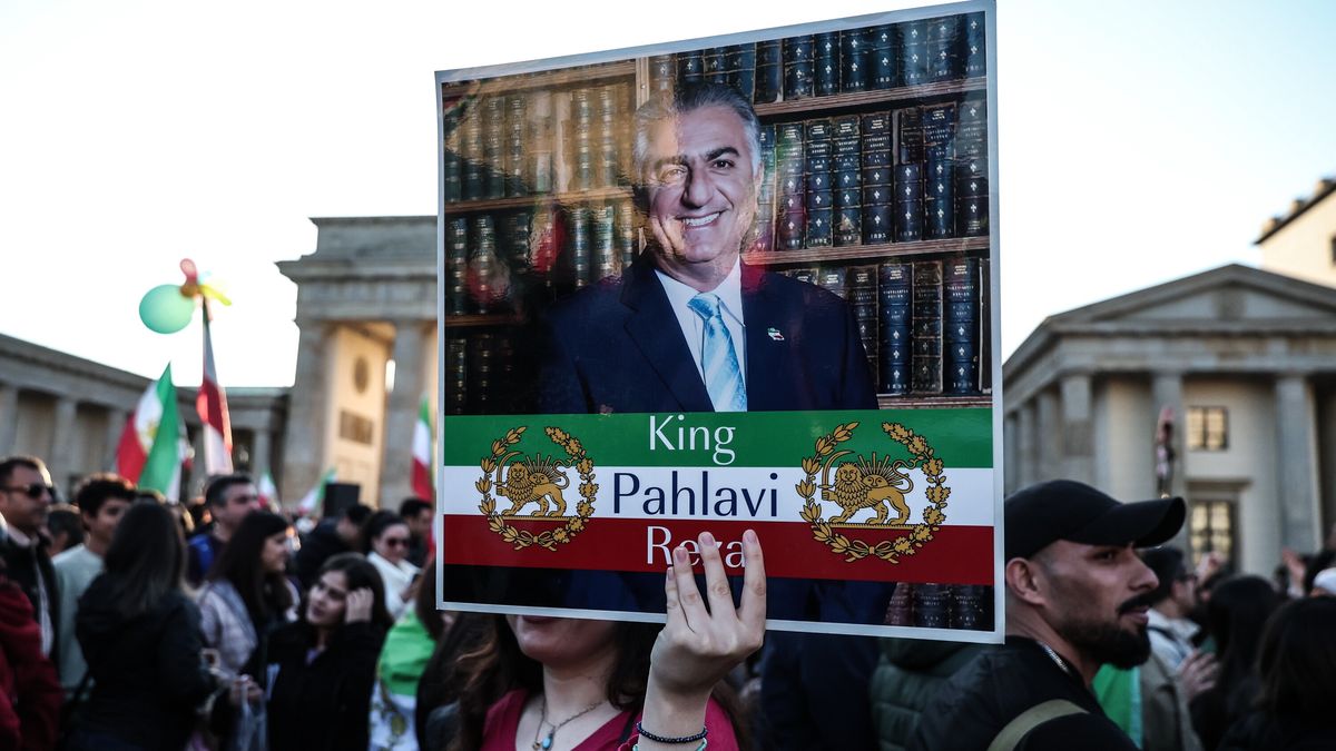 A woman displays a portrait of exiled Iranian Crown Prince Reza Pahlavi during a rally of exiled Iranians called ?Freedom for Iran,? led by Prince Reza Pahlavi, in front of the Brandenburg Gate in Berlin, Germany, 01 March 2026. EPA/FILIP SINGER Dostawca: PAP/EPA.