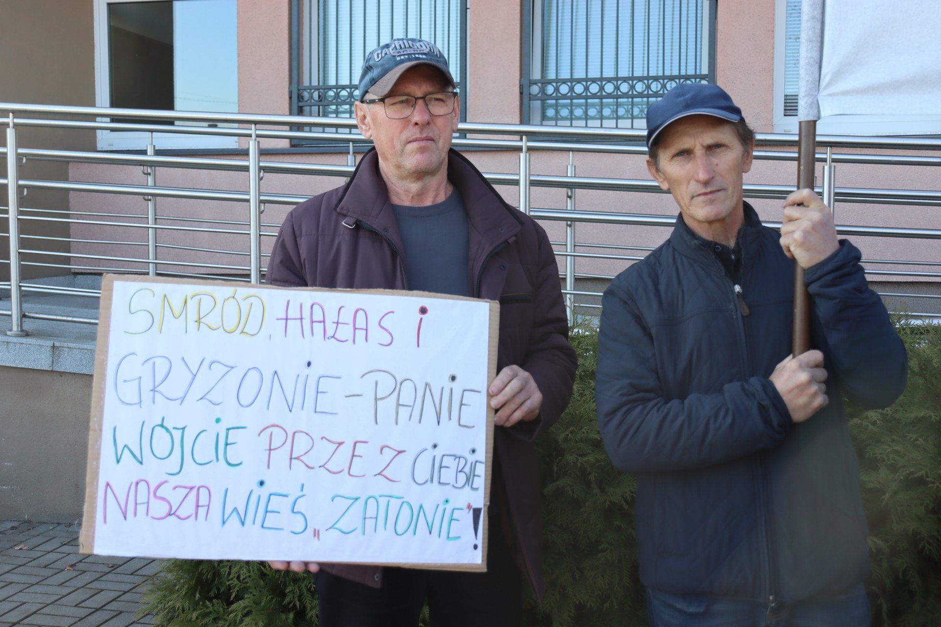 Protest przed Urzędem Gminy w Łęczycy. Mieszkańcy Gawron sprzeciwiają się budowie sortowni