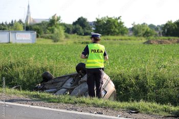O włos od tragedii. Na obwodnicy Brzeznej auto zjechało na przeciwny pas i wpadło do rowu. Sprawca uciekł
