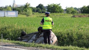 O włos od tragedii. Na obwodnicy Brzeznej auto zjechało na przeciwny pas i wpadło do rowu. Sprawca uciekł