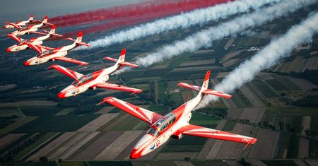 TS-11 Iskra – pożegnalny lot legendarnych samolotów. Służyły w polskim lotnictwie przez 58 lat