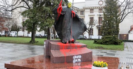 Szli na mszę. Nagle zobaczyli, co stało się z pomnikiem Jana Pawła II