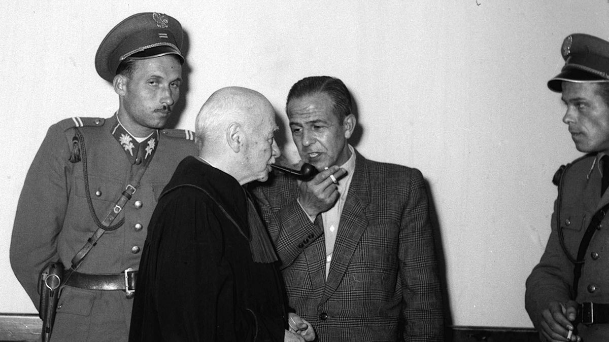 Kraków 30.08.1956. Sąd Wojewódzki w Krakowie. Proces Władysława Mazurkiewicza (C), wielokrotnego mordercy, który zabijał przez 12 lat, zwanego eleganckim mordercą, upiorem krakowskim, mordercą gentelmanem. Mazurkiewicz został skazany na karę śmierci. Nz. obrońca adwokat Zygmunt Hofmokl-Ostrowski (L), Mazurkiewicz (P) podczas przerwy przed ogłoszeniem wyroku.
