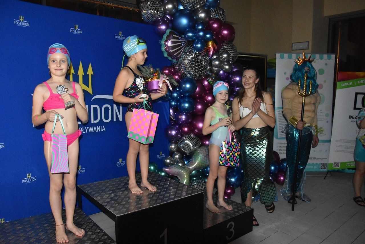 Proszowice: Mikołajki na basenie. Najlepsi pływacy z nagrodami