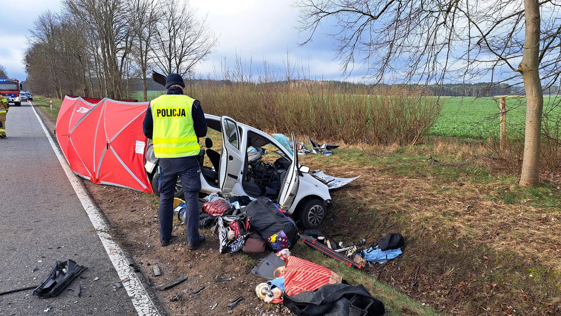 Tragedia nad ranem. Wysypane bagaże, rozbite samochody