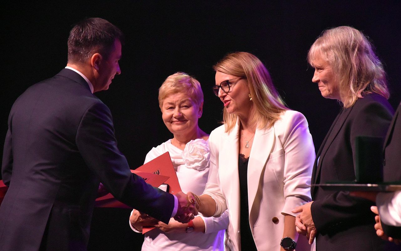 Głogów: Dzień Edukacji Narodowej 2025. Nauczyciele odebrali medale i nagrody prezydenta miasta