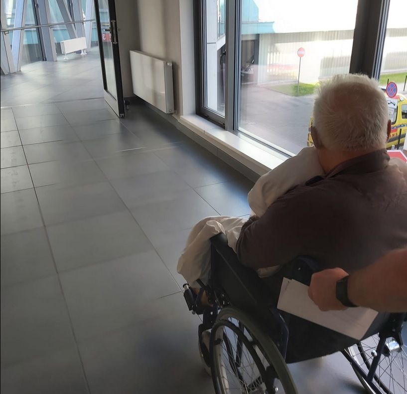 Lech Wałęsa wyszedł ze szpitala. &quot;Ma unikać stresu&quot;