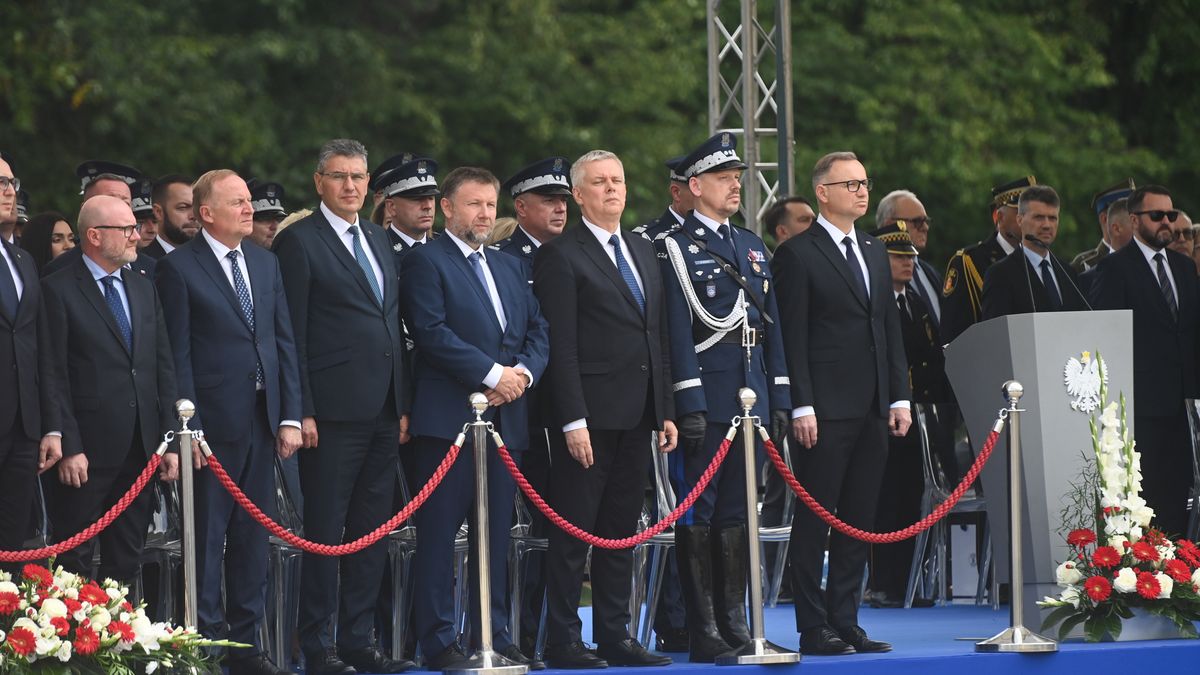 Warszawa, 24.07.2025. Prezydent RP Andrzej Duda (P), nowo powołany na stanowisko szefa MSWiA Marcin Kierwiński (4L), Komendant Główny Policji nainsp. Marek Boroń (2P) i koordynator służb specjalnych Tomasz Siemoniak (5L) na centralnych obchodach Święta Policji na terenie Muzeum Pałacu Króla Jana III w Wilanowie w Warszawie, 24 bm. (aldg) PAP/Piotr Nowak