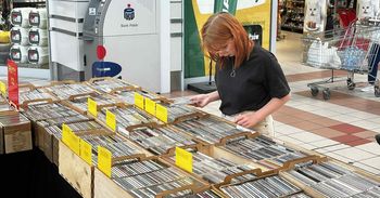 Łódź: Miłośnicy muzyki spotykają się w CH Tulipan. Trwa kiermasz winyli i płyt CD