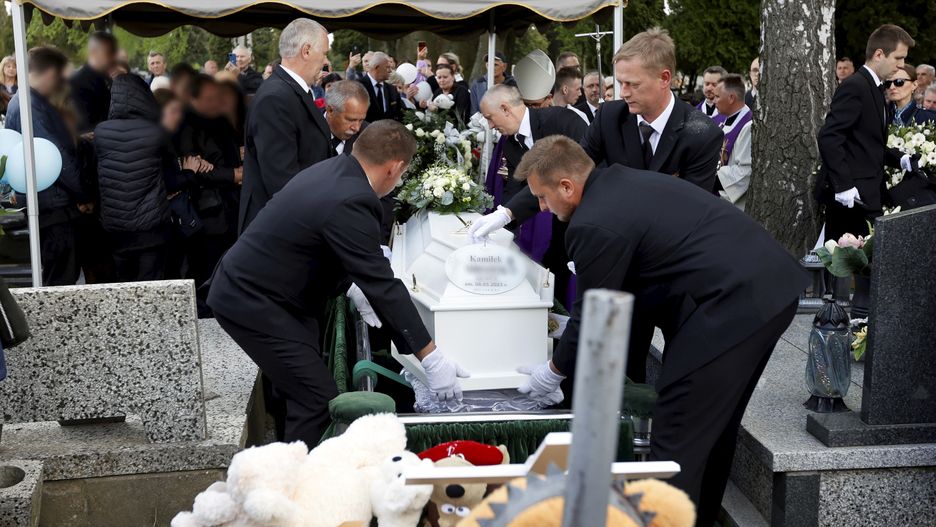 Częstochowa, 13.05.2023. Uroczystości pogrzebowe 8-letniego Kamila na Cmentarzu Kule w Częstochowie, 13 bm. Maltretowany przez ojczyma chłopiec, leczony od ponad miesiąca w Górnośląskim Centrum Zdrowia Dziecka w Katowicach, zmarł 8 maja br. (ad) PAP/Waldemar Deska