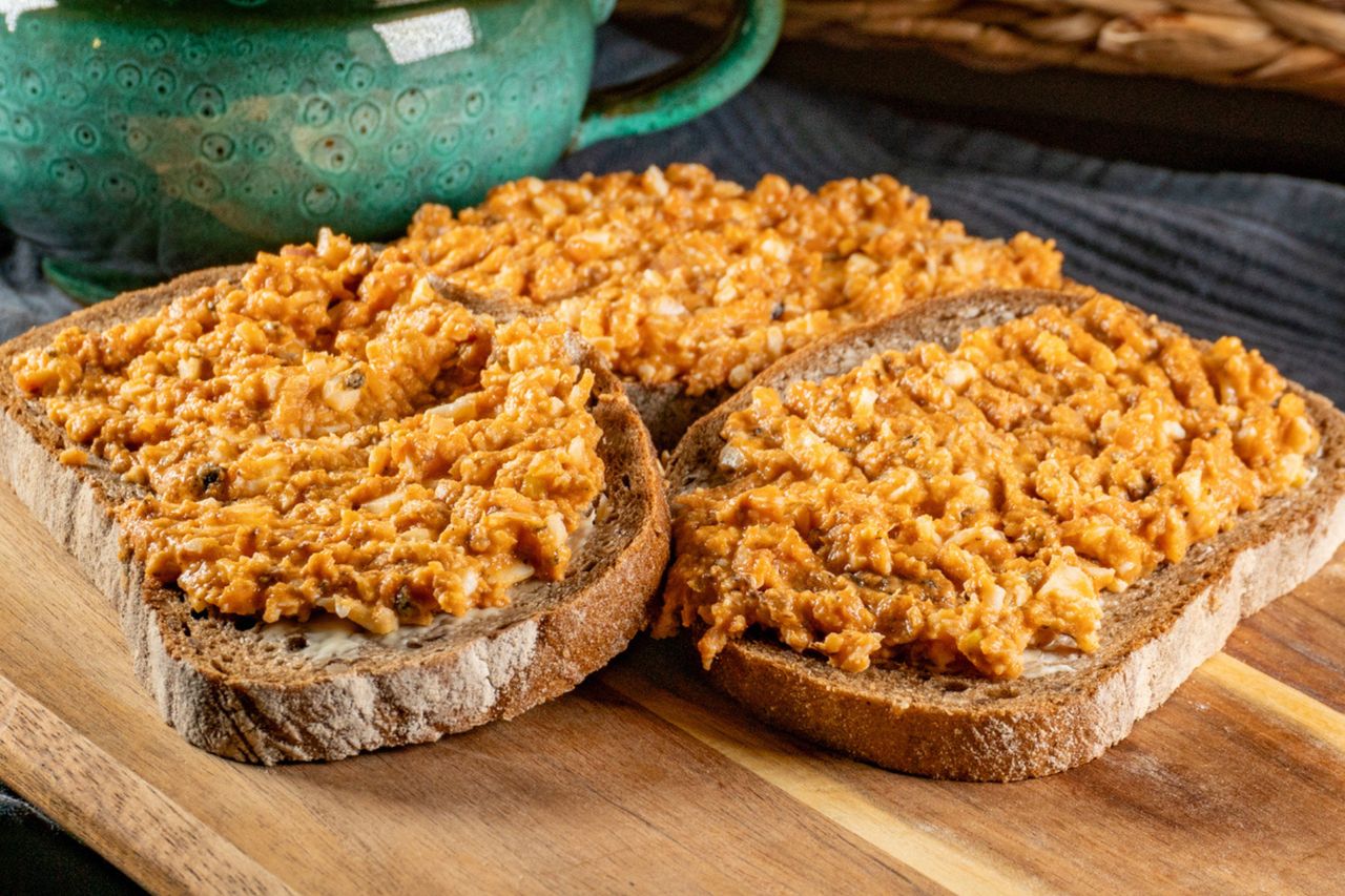 Rozgniatam razem z jajkami i nakładam na chleb. Inne pasty mogą się schować