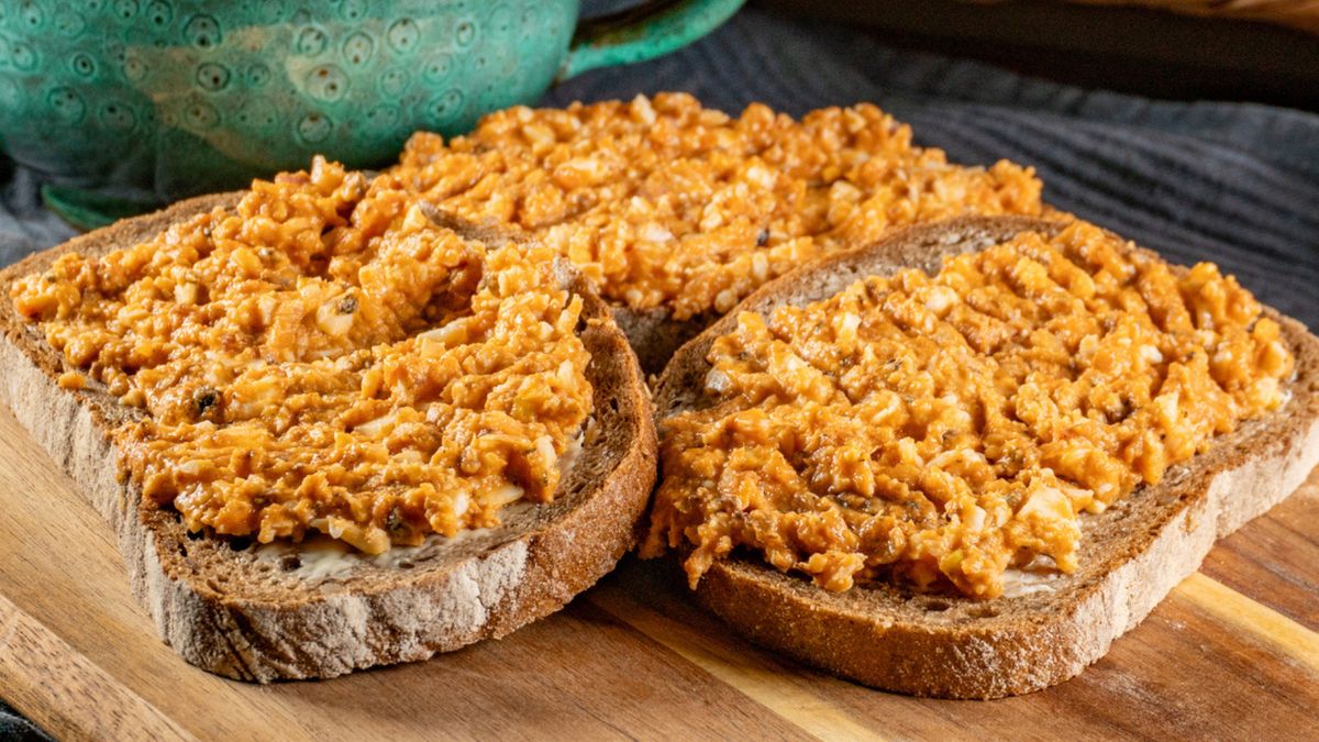 Pasta jajeczna ze szprotkami w pomidorach