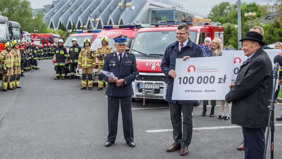 Przekazanie pieniędzy jednostkom OSP w Rzeszowie przez Marcina Warchoła miało miejsce w połowie maja br.